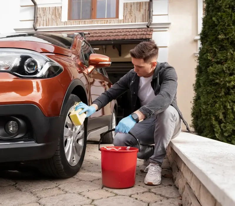 Lavage auto à domicile Villaines-sous-Bois : professionnel intervenant sur un véhicule